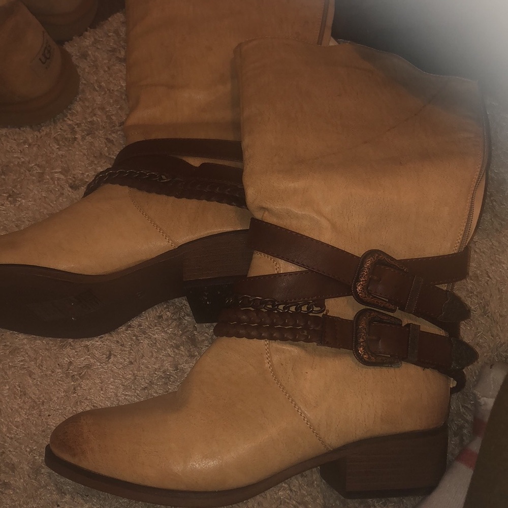 Cream/tan beautiful boots